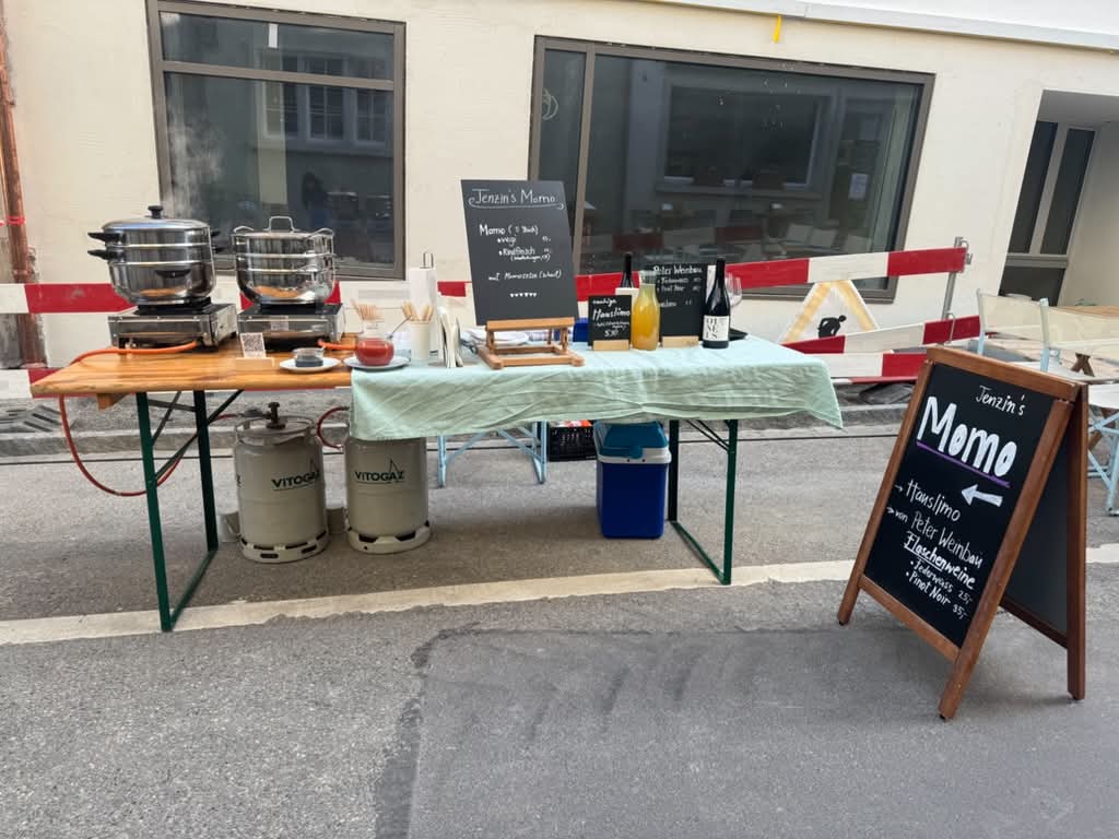 MomoGo Cateringstand mit Dampfgarern und Getränken