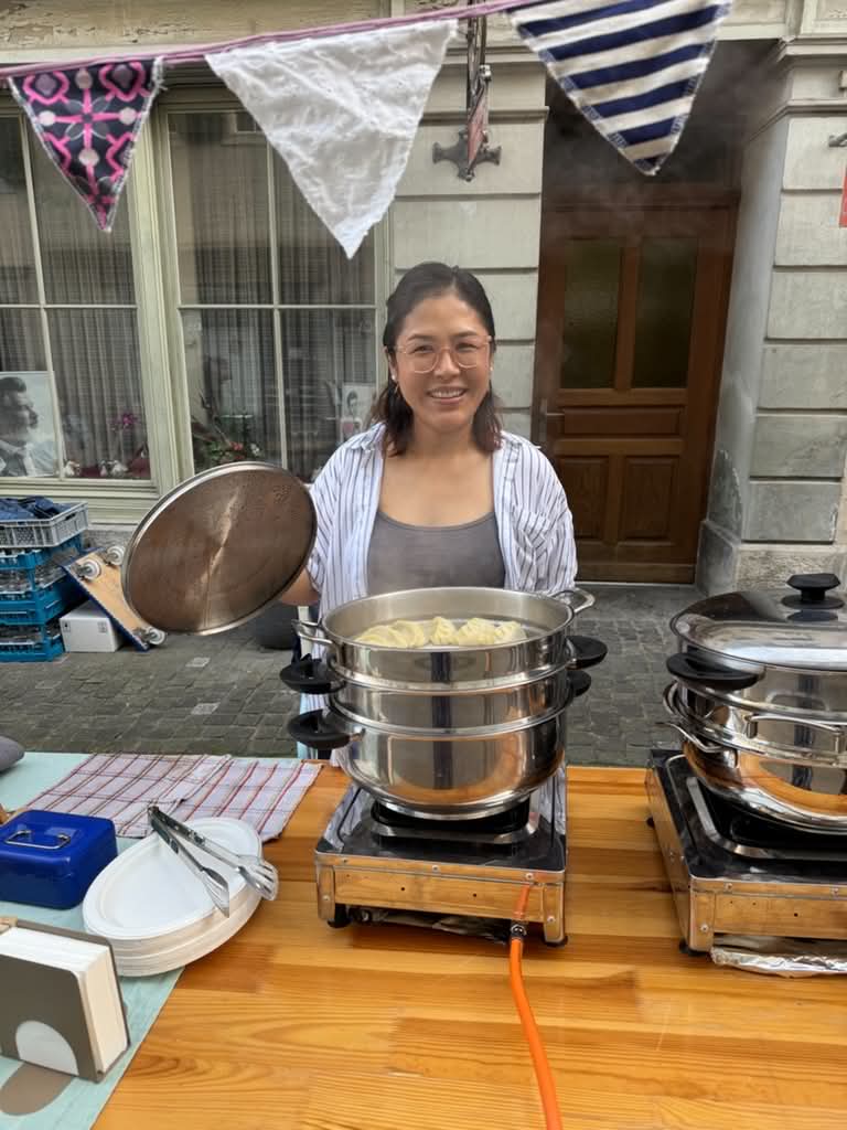 Tenzin Dolma serviert Momo an einem lokalen Anlass