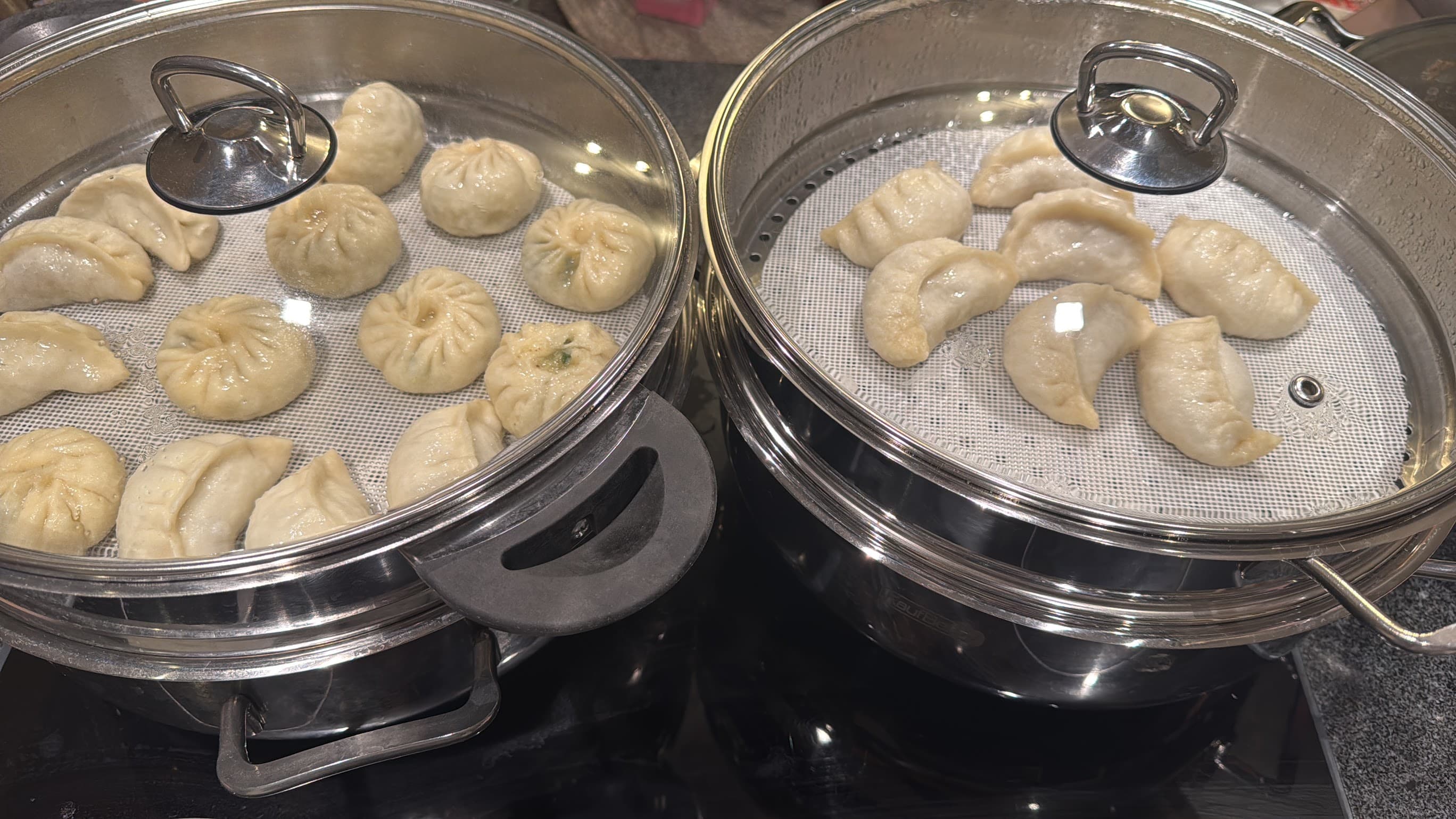 Zwei Dampfgarer mit frisch zubereiteten Momo