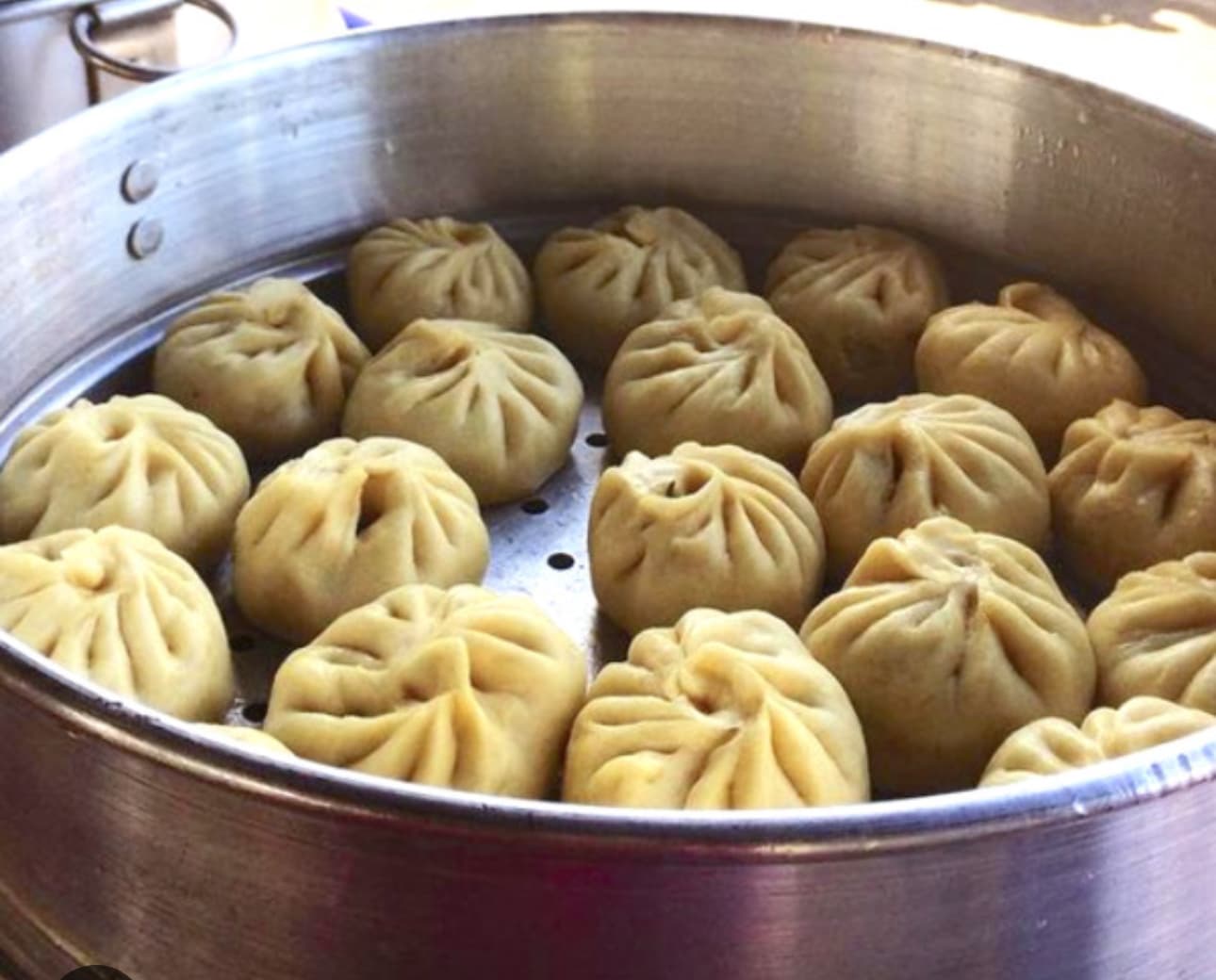 Handgemachte Momo beim schonenden Dämpfen