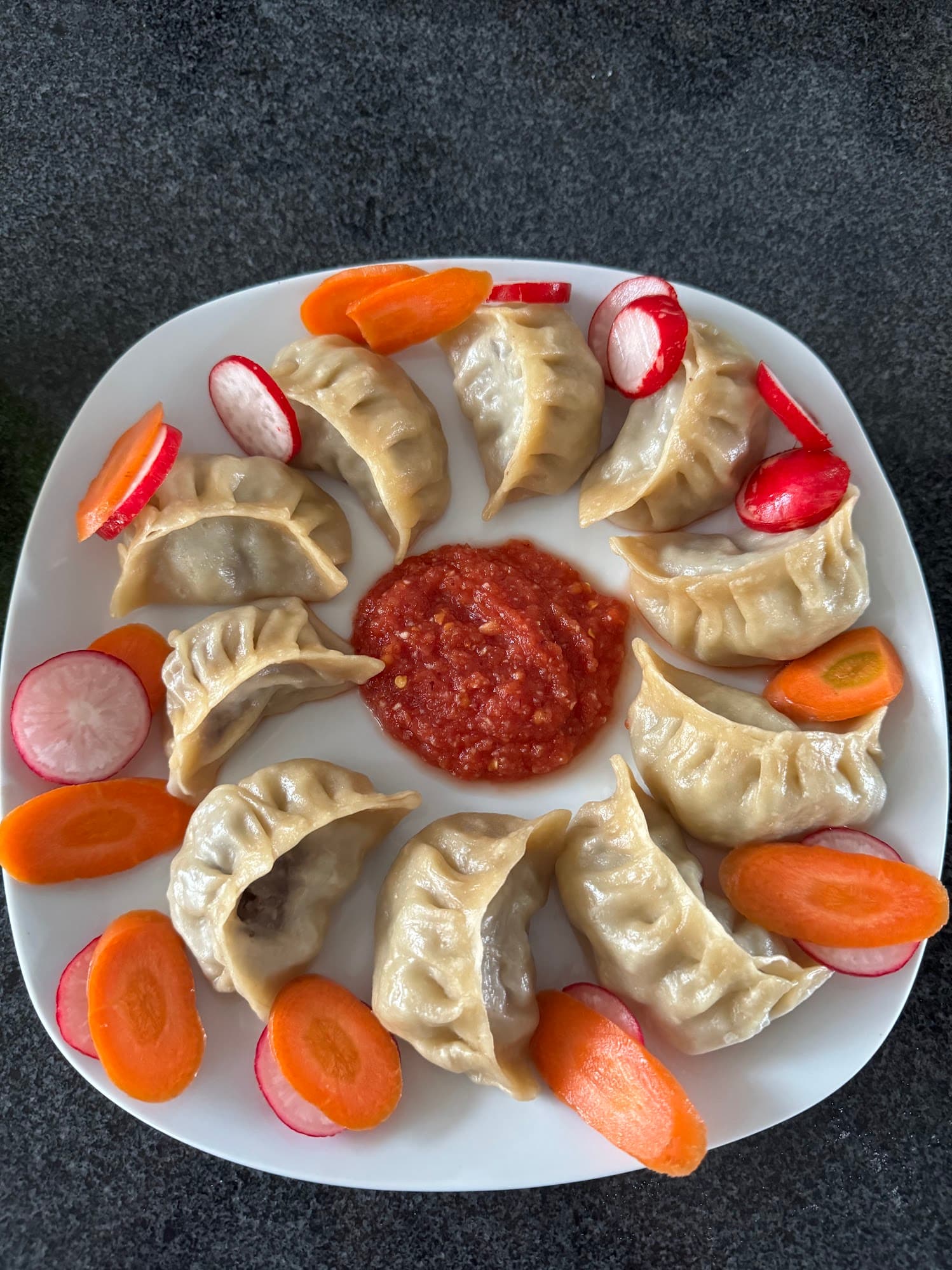 Gedämpfte Momo mit tibetischem Chutney, Karotten und Radieschen