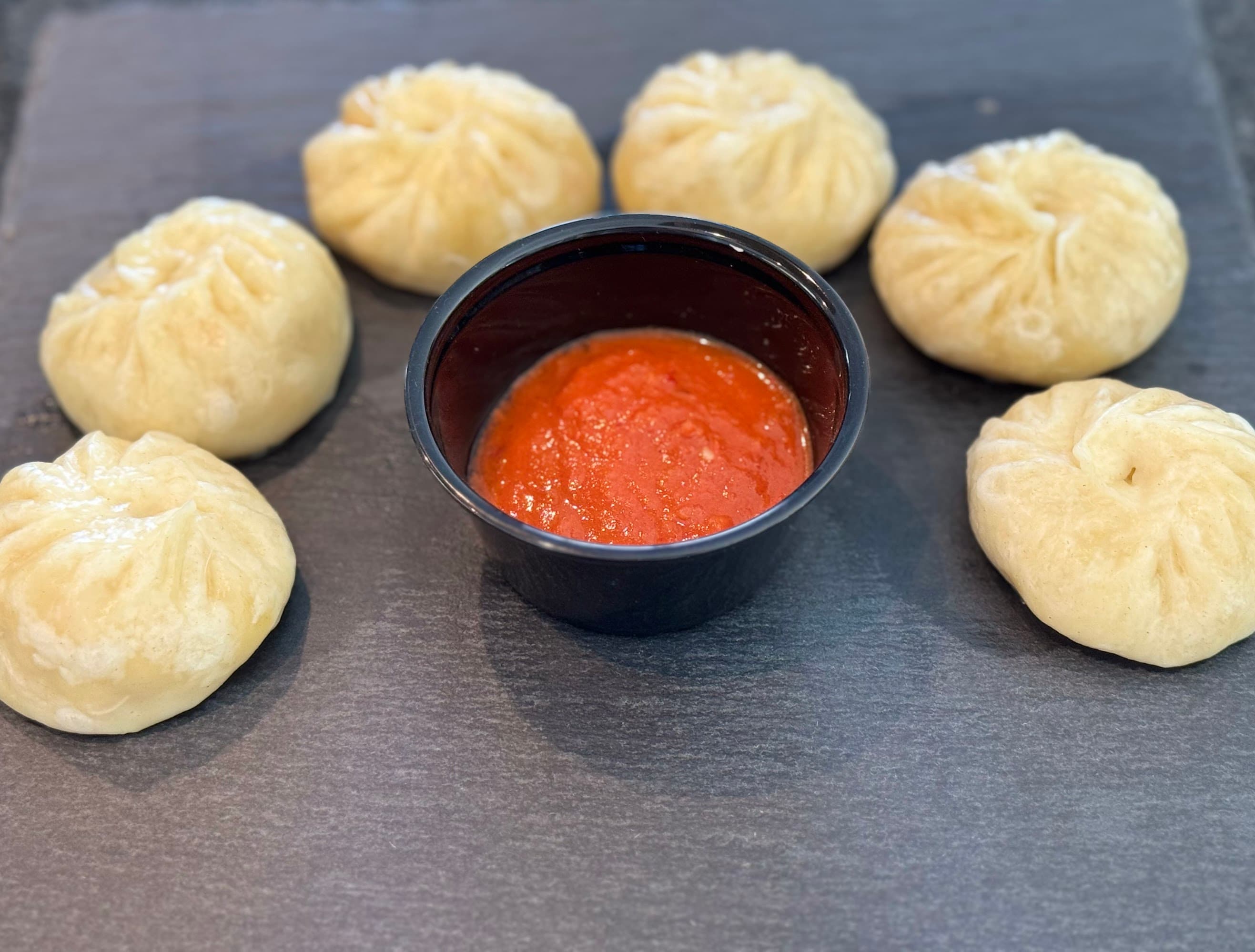 Runde handgemachte Momo mit tibetischem Chutney